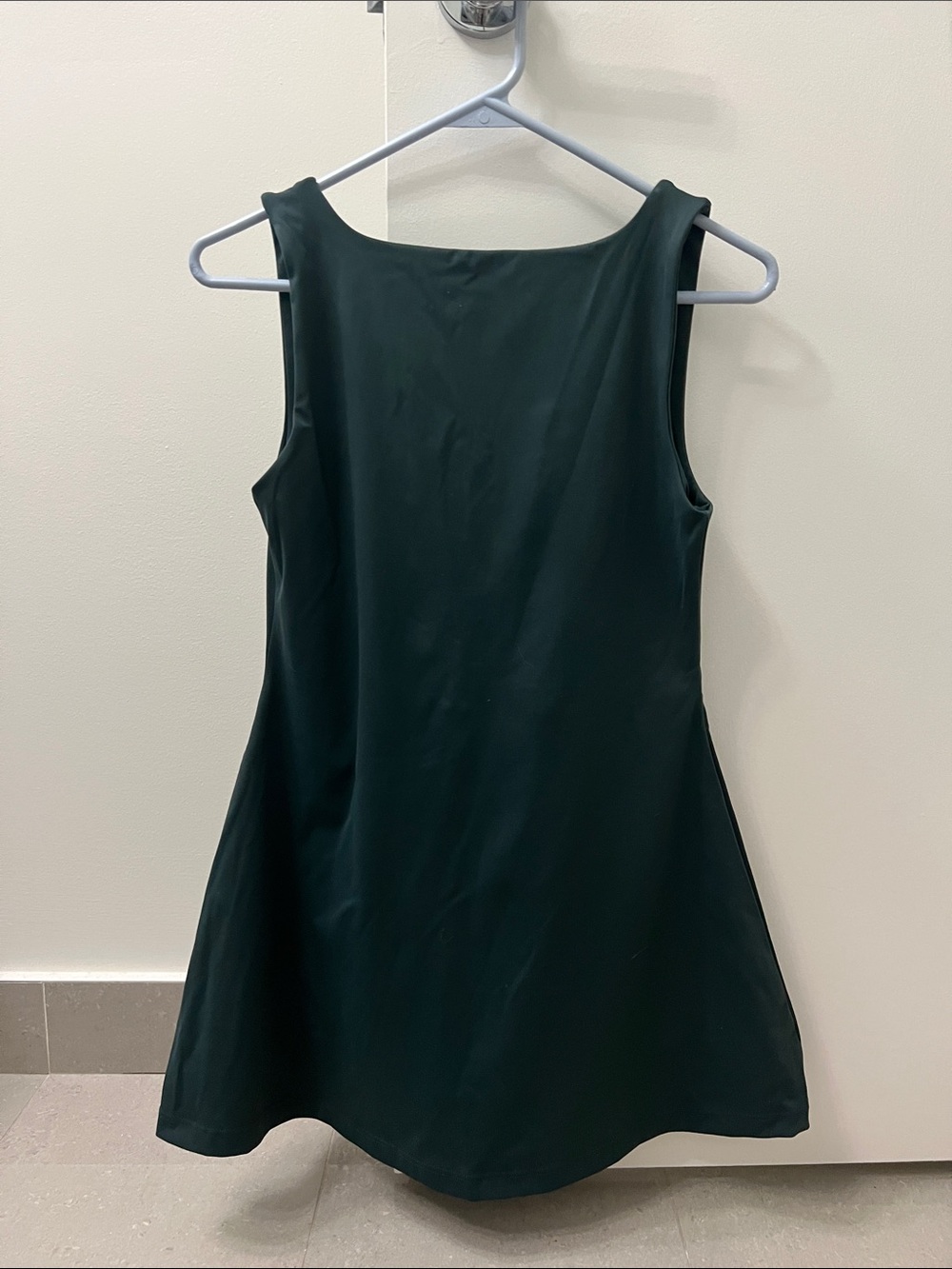 Set active low back dress